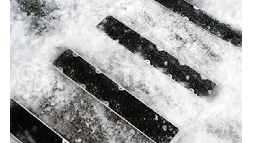 公交車車廂貼防滑膠帶，方便乘客雪天安全上下車